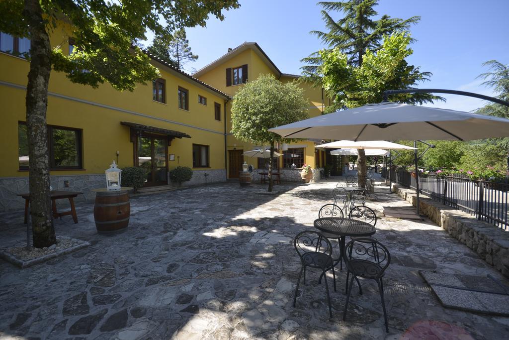 Hotel Pineta Ristorante Country House In Fabriano Campodonico  Екстер'єр фото